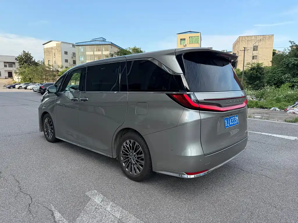 Lexus LM 500 h 6-seat Supreme
