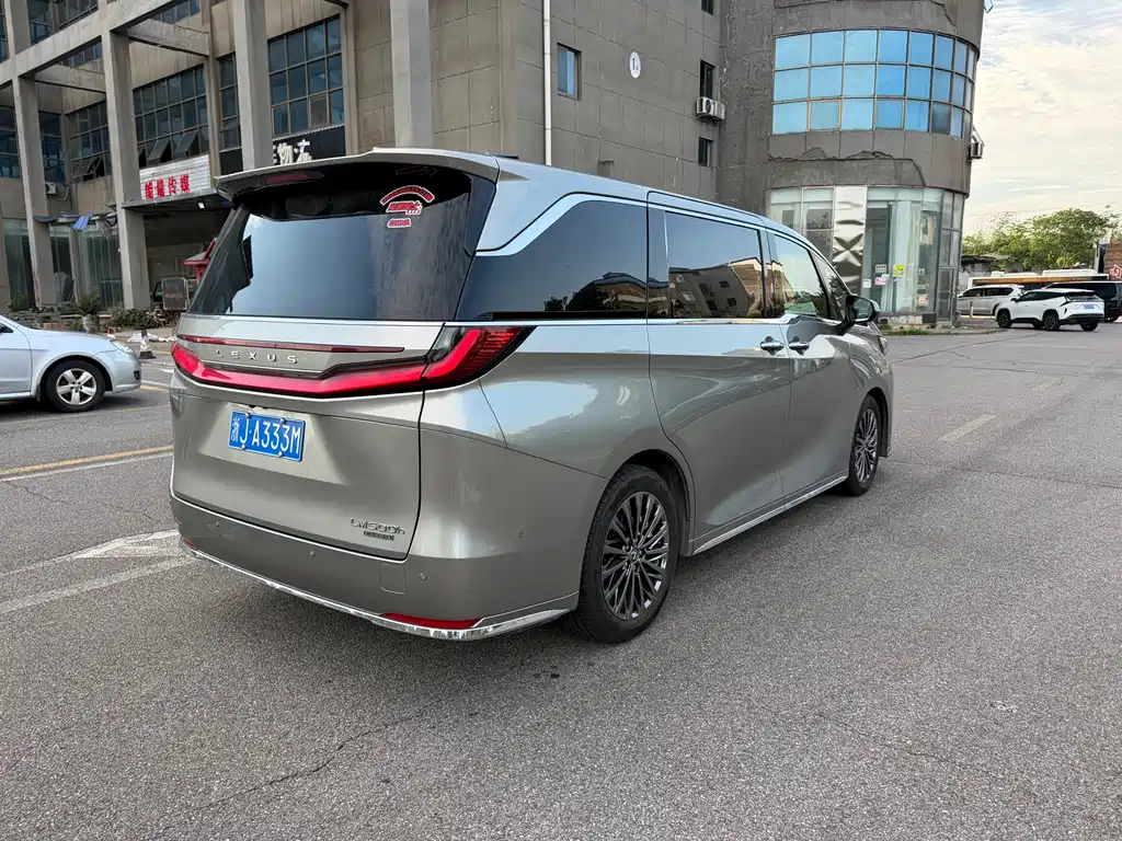 Lexus LM 500 h 6-seat Supreme