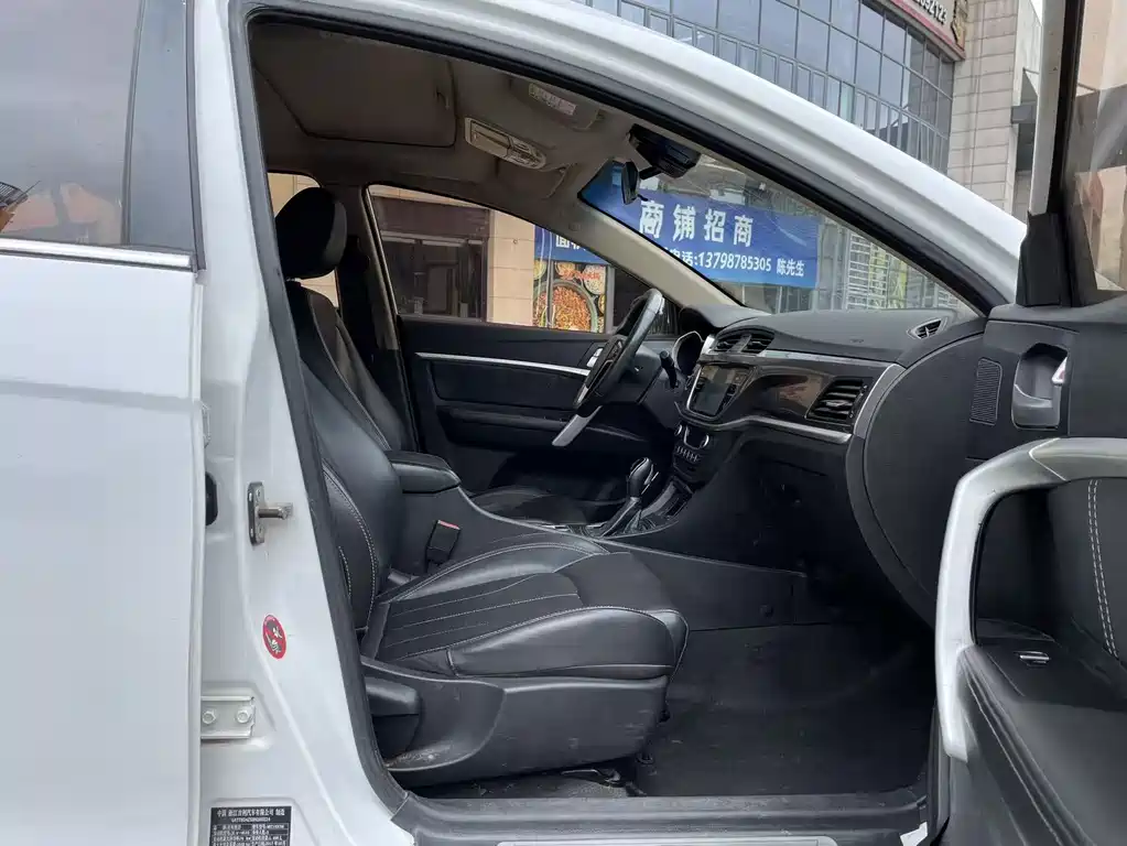 Emgrand Sedan Million 1.5 L CVT Upward