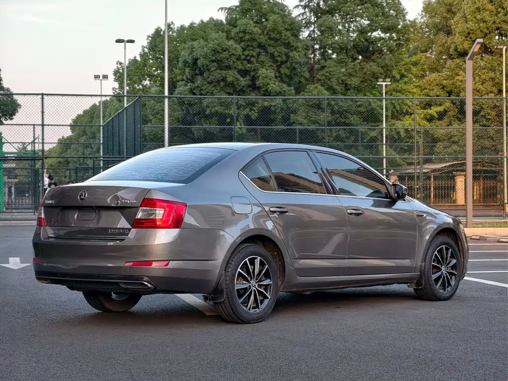Octavia 1.6 L Auto Smart Travel