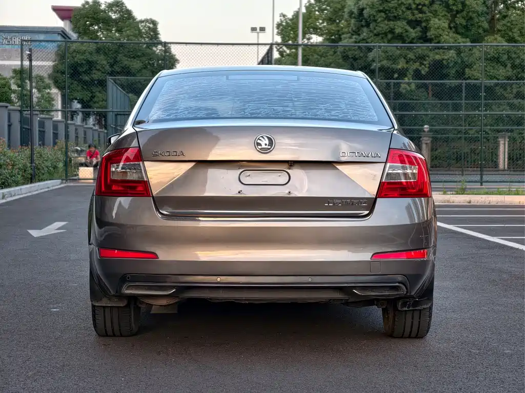 Octavia 1.6 L Auto Smart Travel