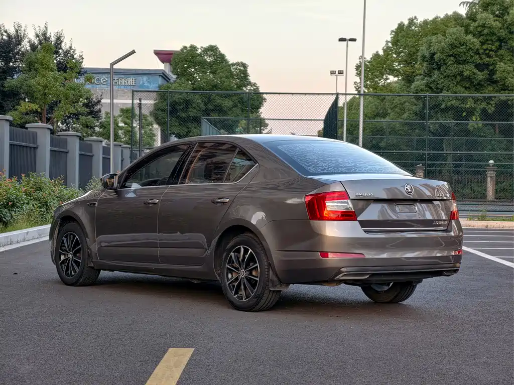 Octavia 1.6 L Auto Smart Travel