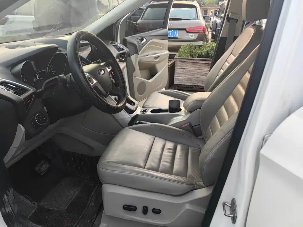 Kuga 2.0 L GTDi 4 WD Distinguished