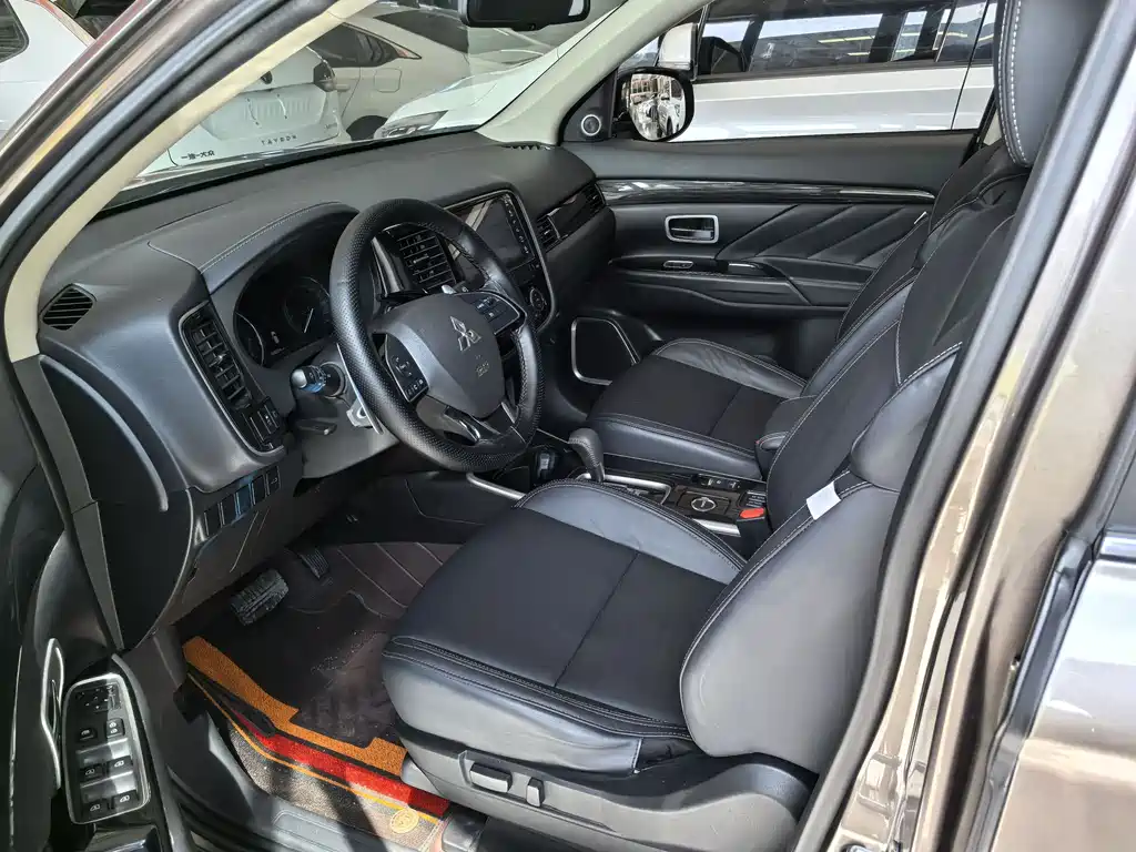 Outlander 2.4 L 4 WD Enjoyment 5-seat CN-VI