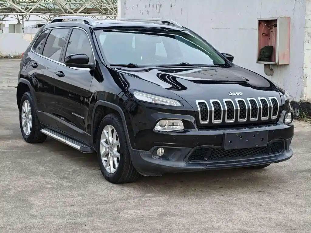 Cherokee 2.4 L Leading