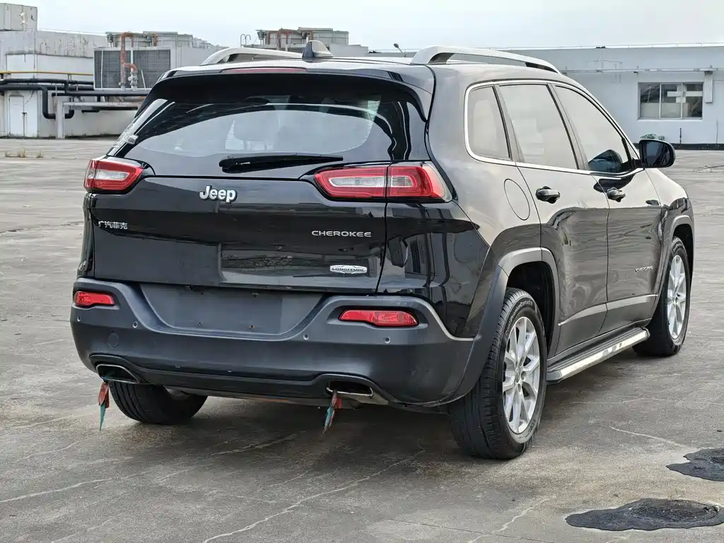 Cherokee 2.4 L Leading
