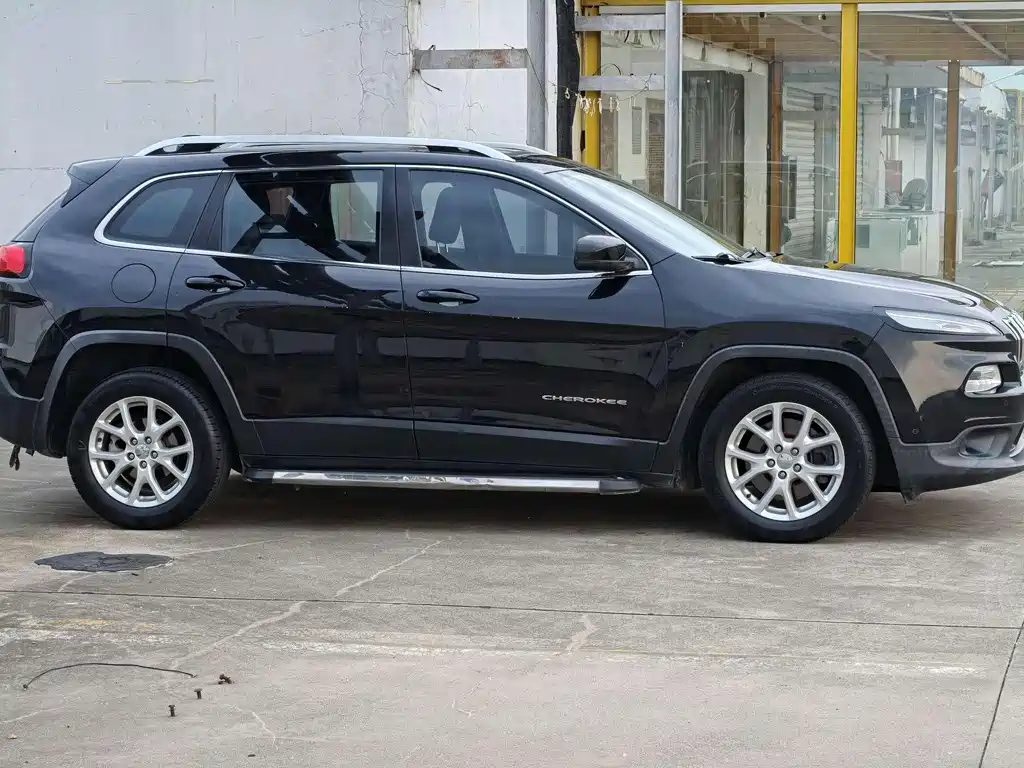Cherokee 2.4 L Leading