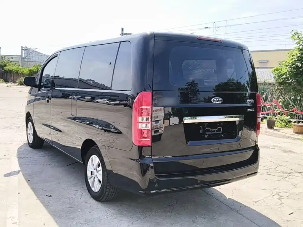 Refine M3 PLUS 1.8 L 7-seat Standard