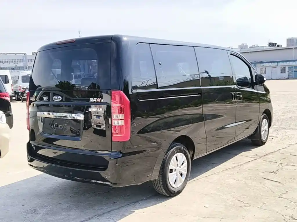 Refine M3 PLUS 1.8 L 7-seat Standard