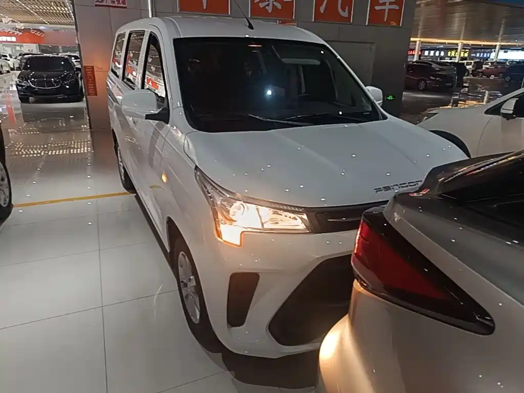 Fengguang 380 风光380 2022款 1.5 L 精典型客车 5座