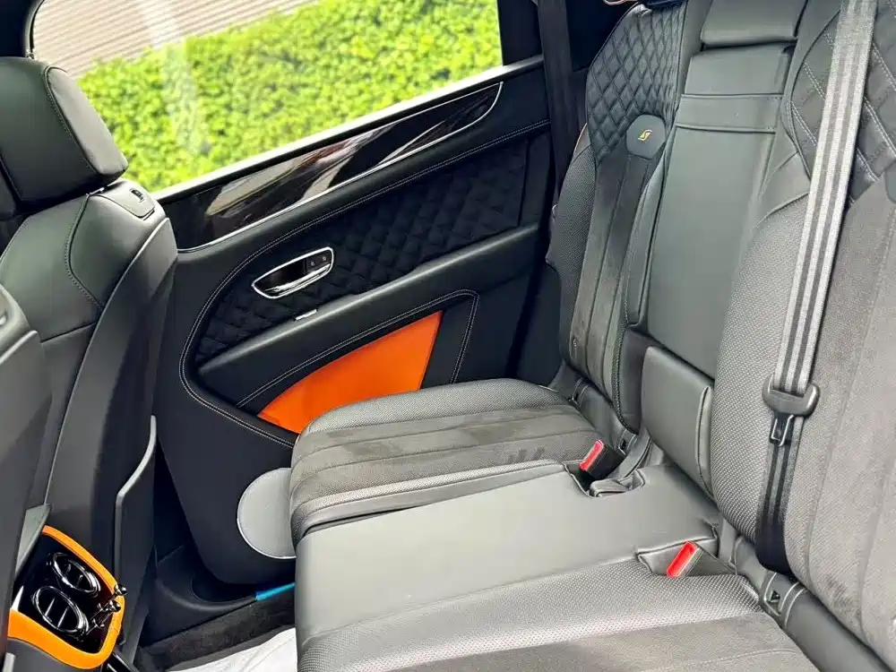 Bentayga 添越 2024款 4.0 T V8 S 炫黑版