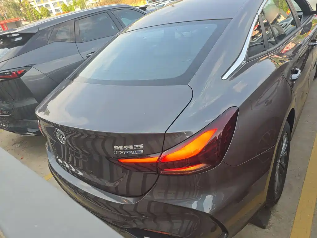 MG5 MG5 2025款 180 DVVT 全球豪华版