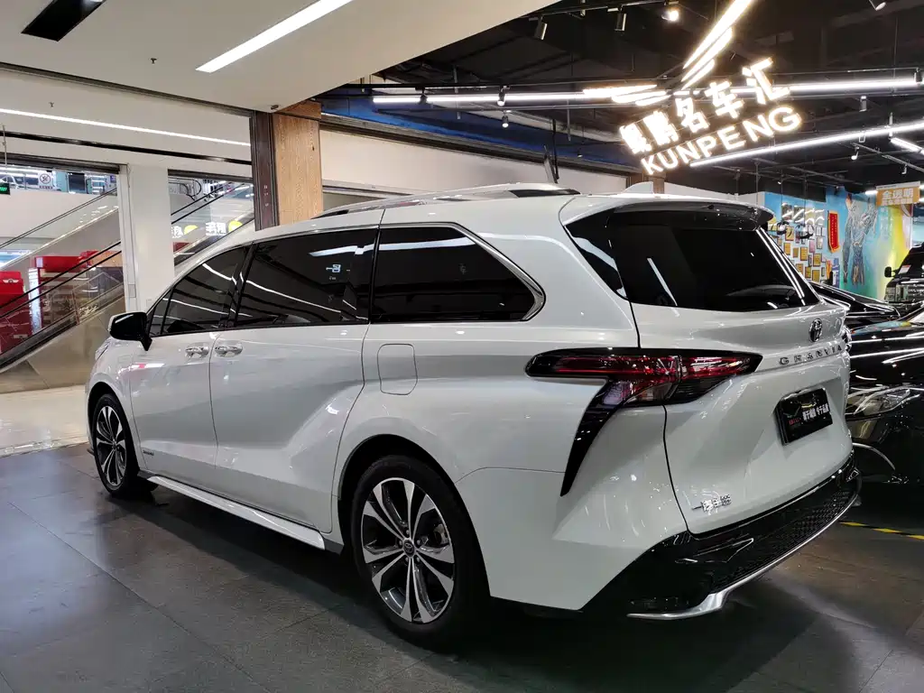 Granvia 2.5 L Hybrid Distinguished PLUS