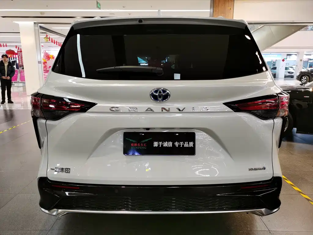 Granvia 2.5 L Hybrid Distinguished PLUS