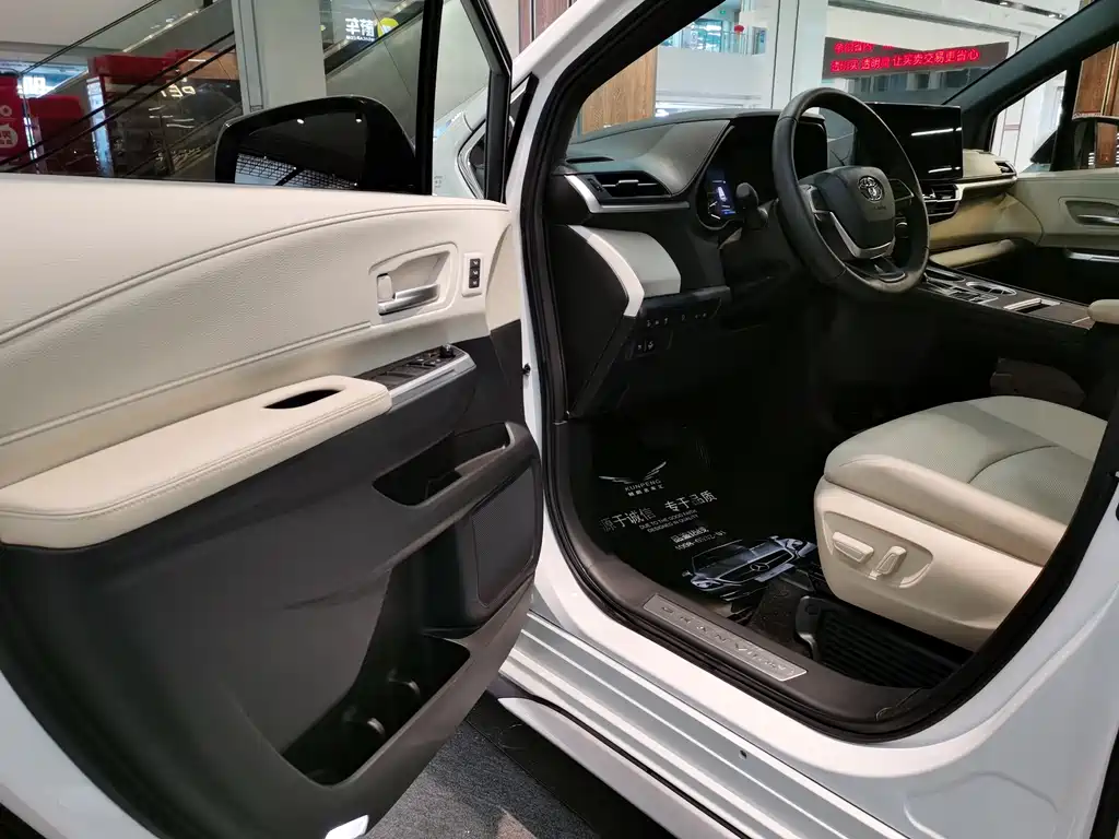 Granvia 2.5 L Hybrid Distinguished PLUS