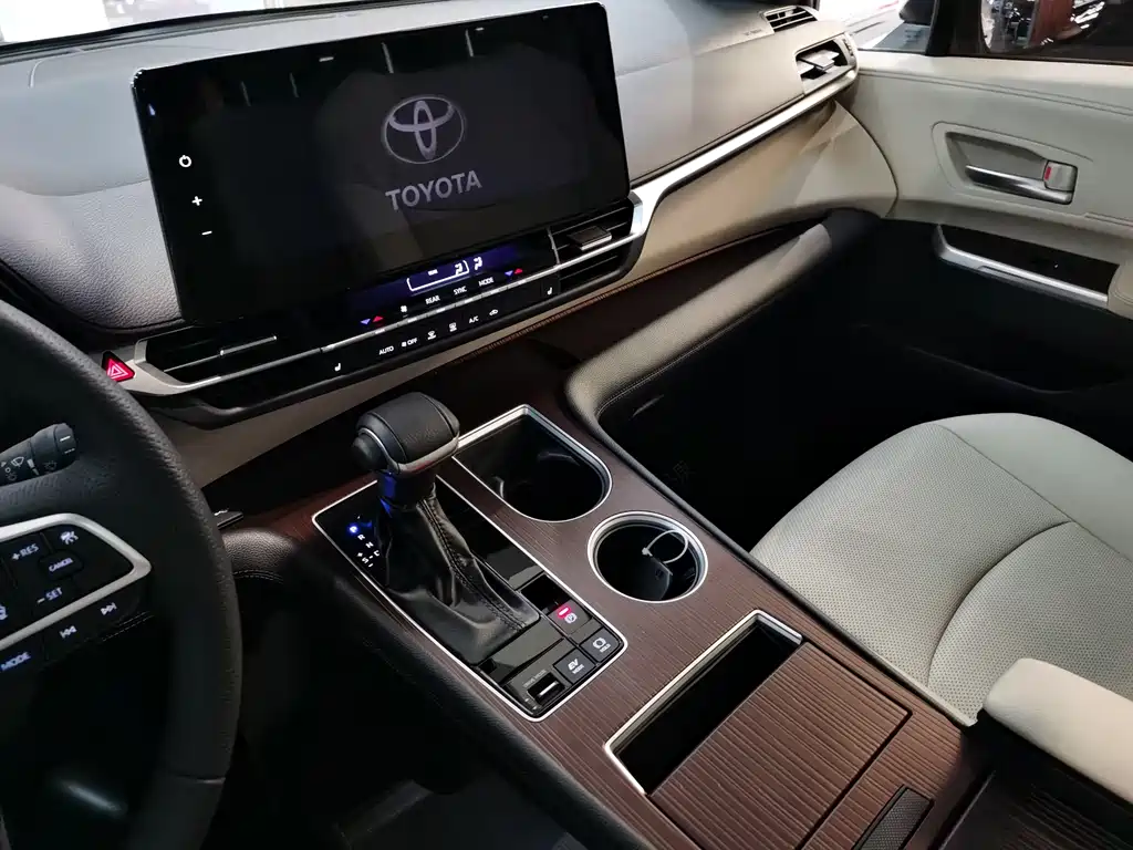 Granvia 2.5 L Hybrid Distinguished PLUS