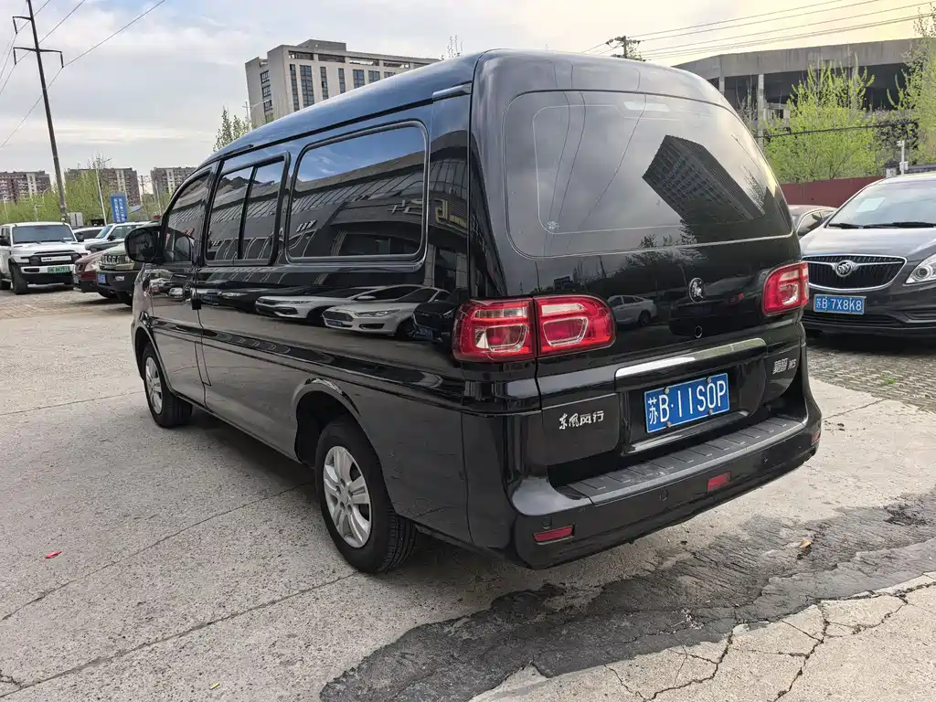 Lingzhi M5 L 1.6 L Basic 7-seat