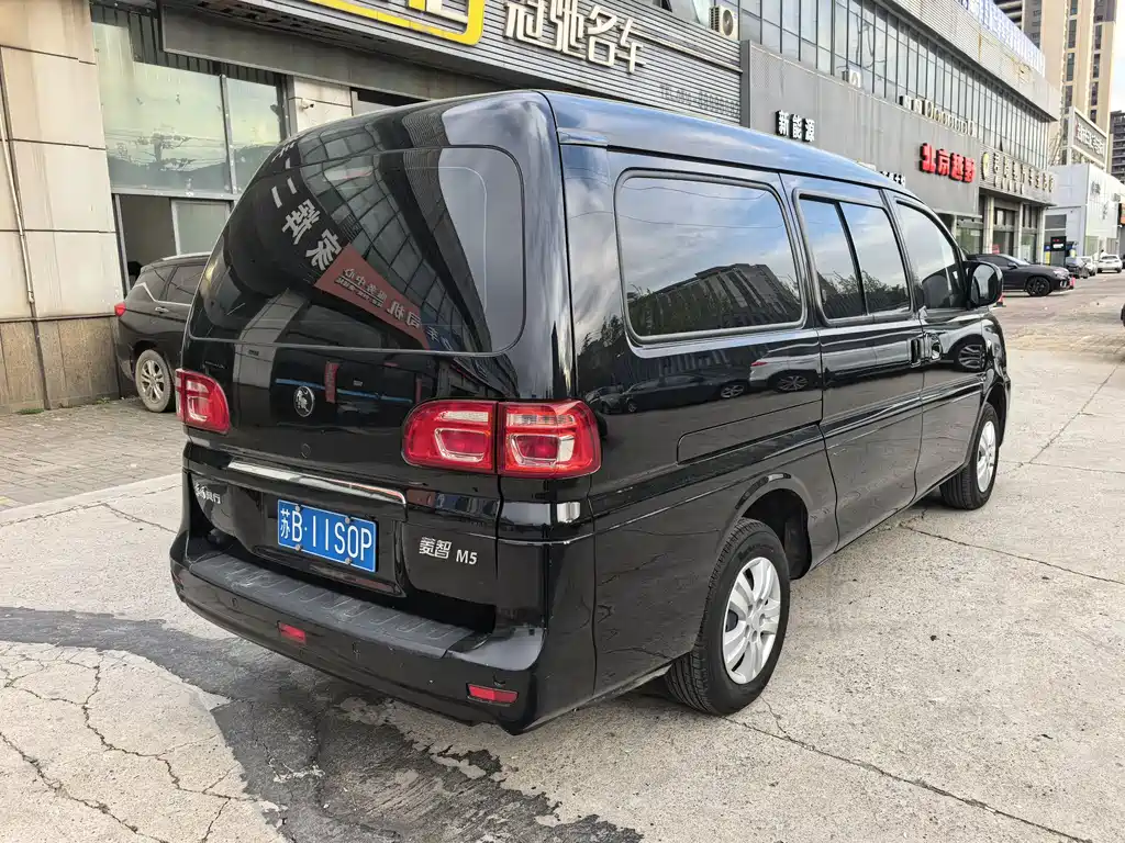 Lingzhi M5 L 1.6 L Basic 7-seat