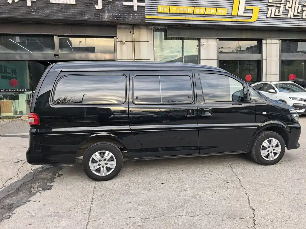 Lingzhi M5 L 1.6 L Basic 7-seat