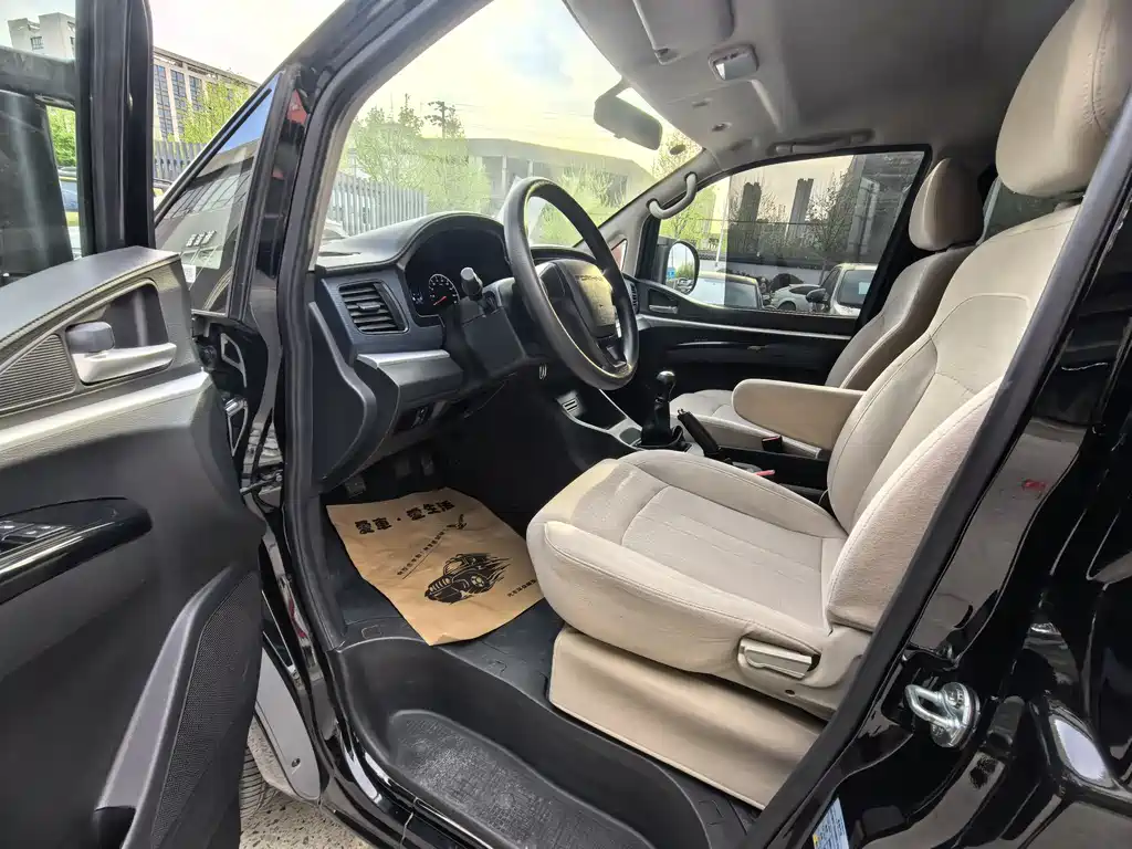 Lingzhi M5 L 1.6 L Basic 7-seat