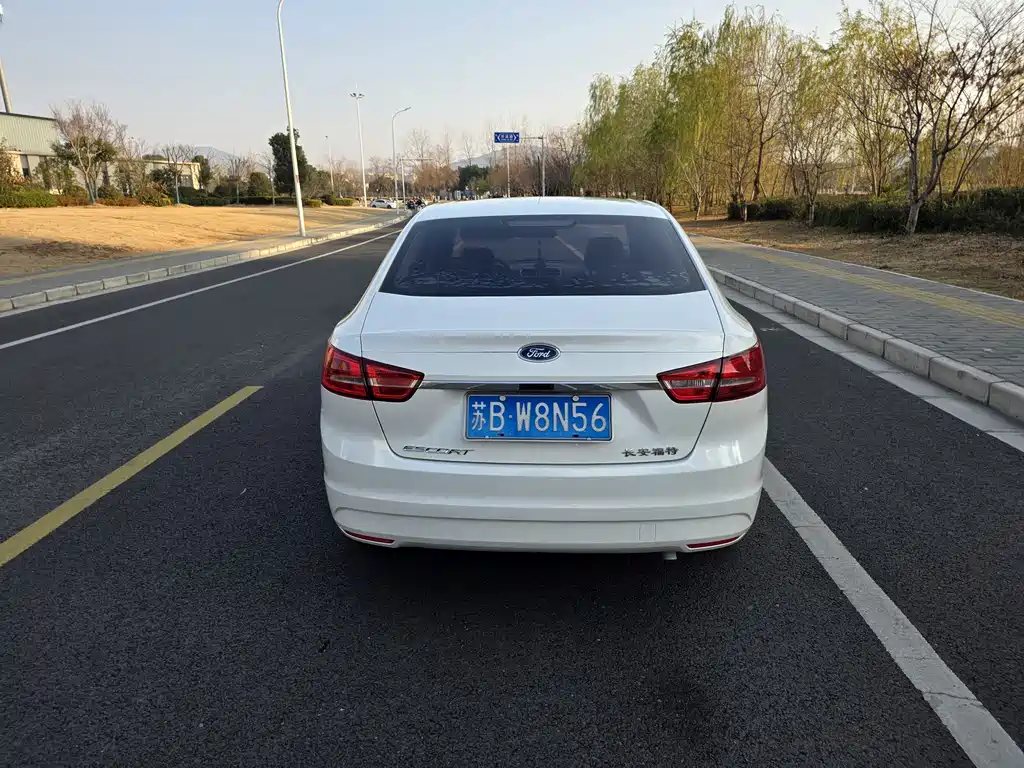 Escort 1.5 L Auto Fashion