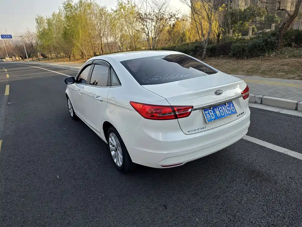 Escort 1.5 L Auto Fashion