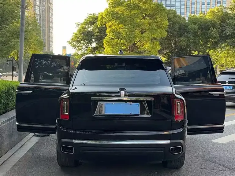 Rolls-Royce Cullinan 5-seat