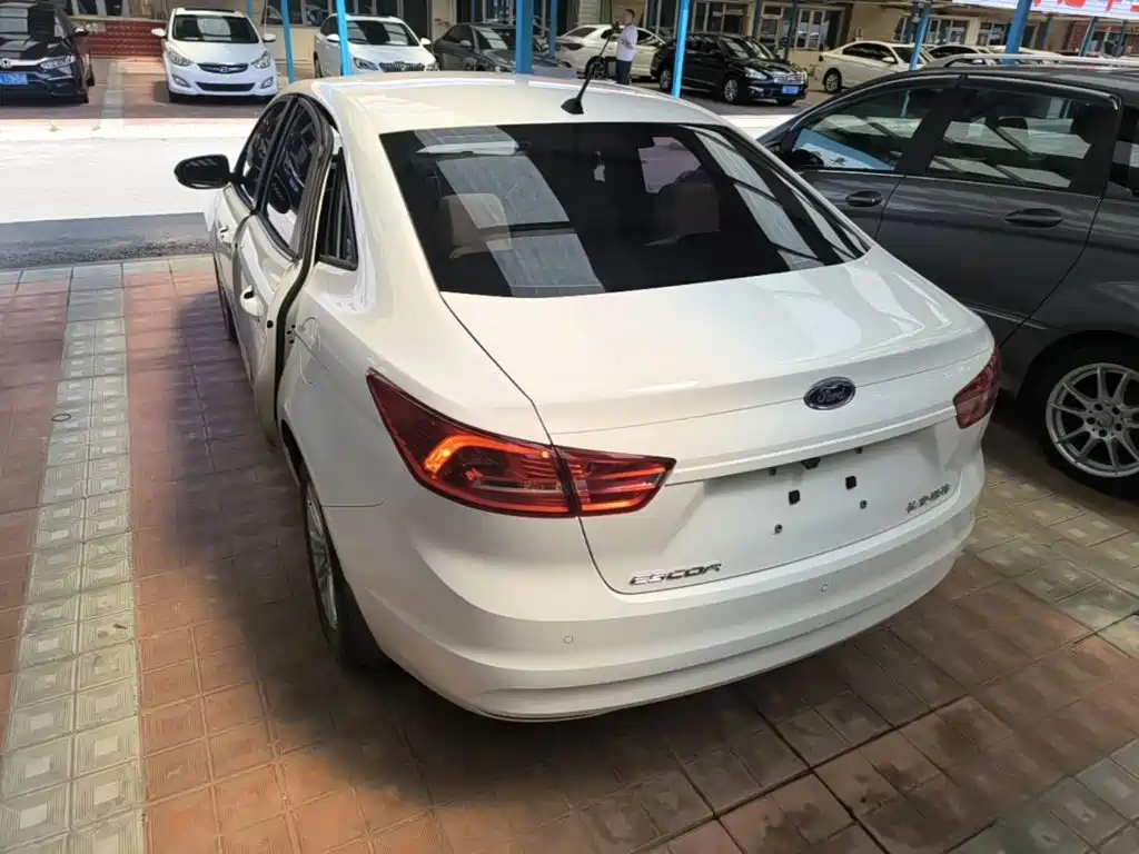 Escort 1.5 L Auto Comfort