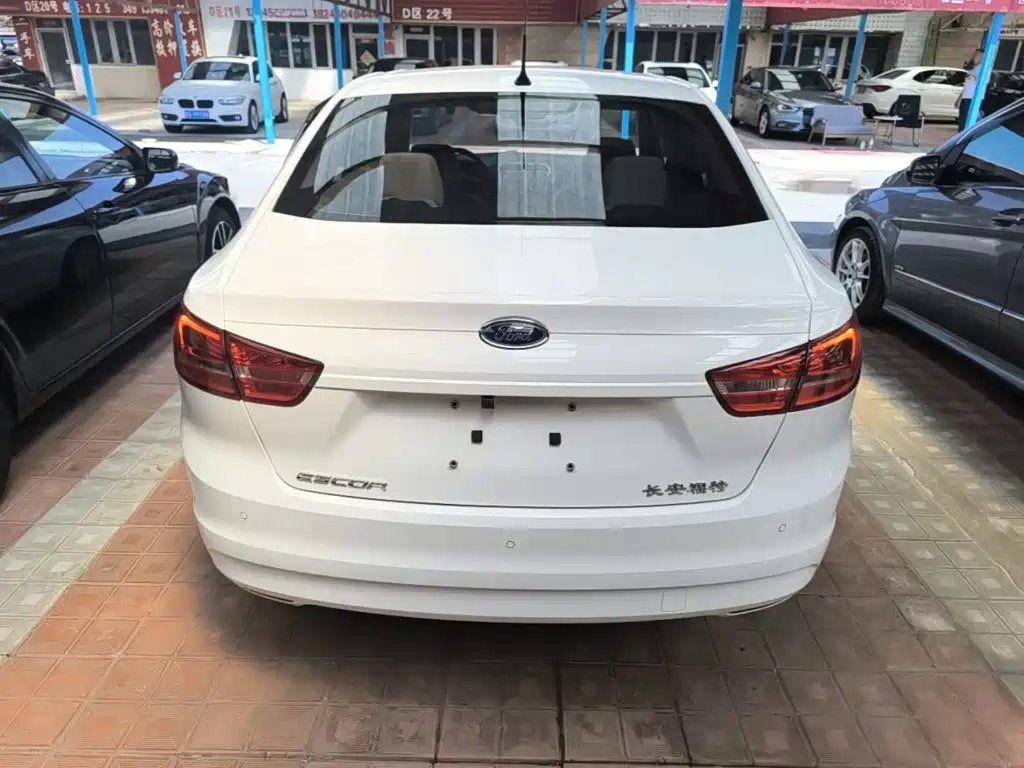 Escort 1.5 L Auto Comfort