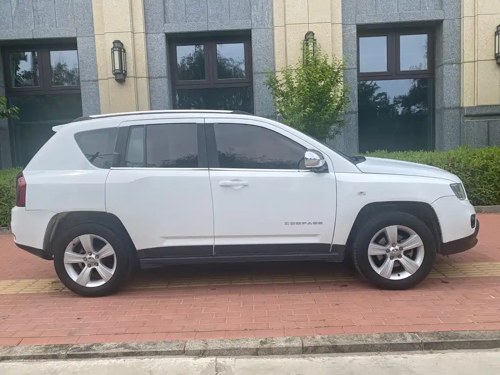Compass (Import) 指南者进口 2014款 改款 2.0 L 两驱进取版