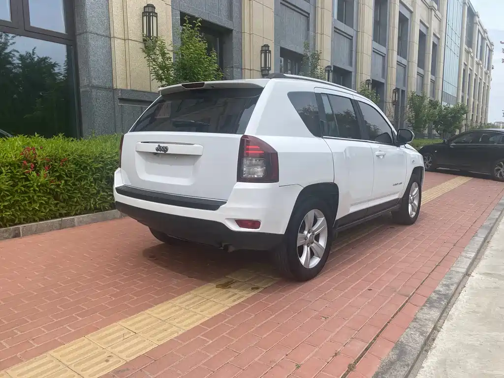 Compass (Import) 指南者进口 2014款 改款 2.0 L 两驱进取版
