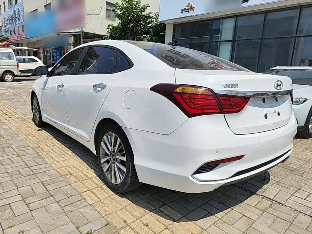 Mistra 1.8 L Auto Distinguished DLX CN-V