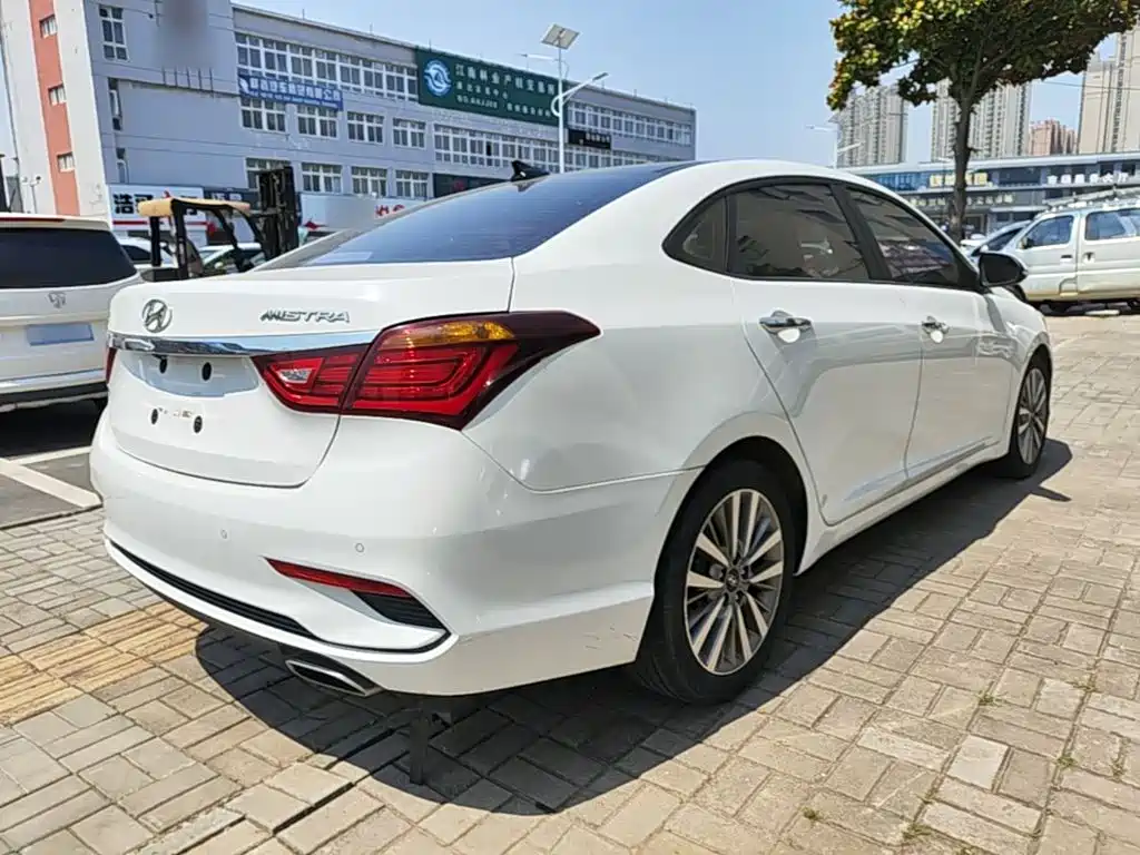 Mistra 1.8 L Auto Distinguished DLX CN-V