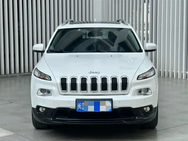 Jeep Cherokee 2.4 L Leading