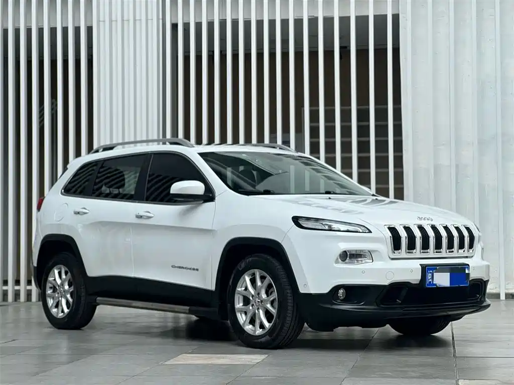 Cherokee 2.4 L Leading