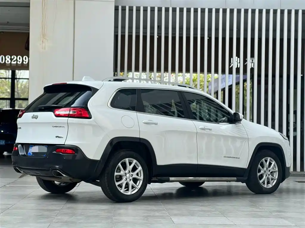 Cherokee 2.4 L Leading