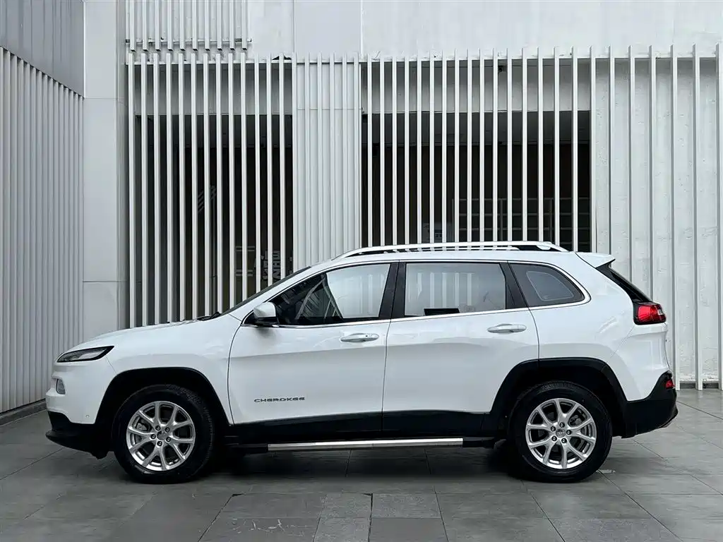 Cherokee 2.4 L Leading