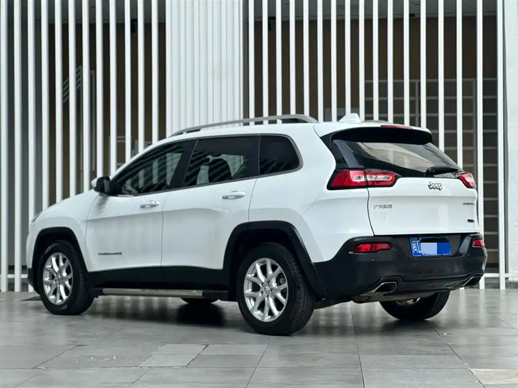 Cherokee 2.4 L Leading