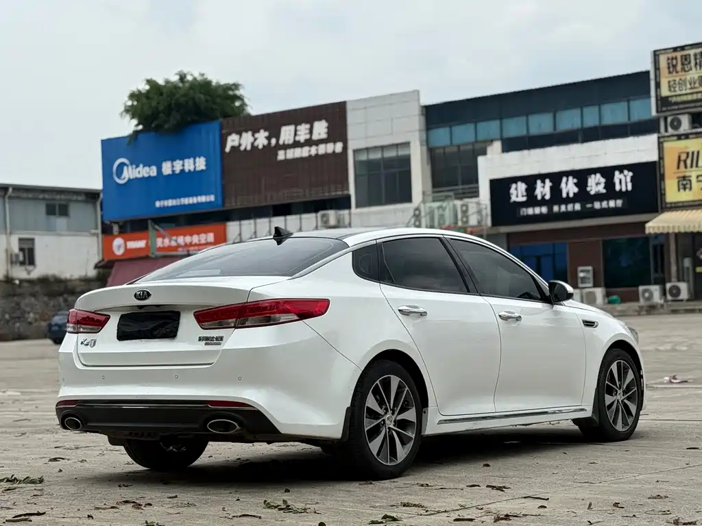 Kia K5 2.0 L Auto LUX