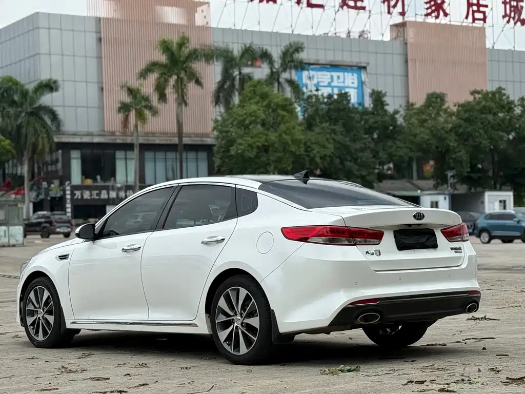 Kia K5 2.0 L Auto LUX