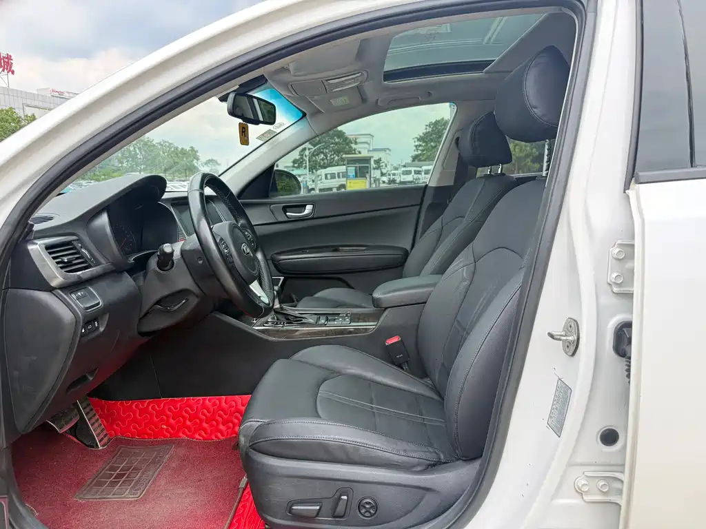 Kia K5 2.0 L Auto LUX