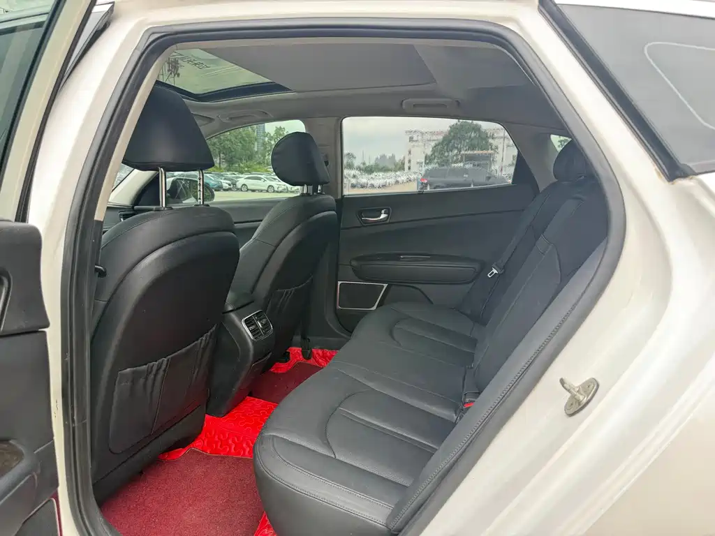 Kia K5 2.0 L Auto LUX