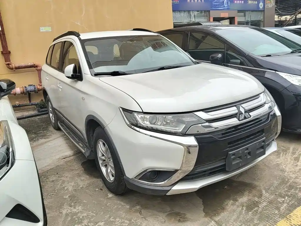 Outlander 2.0 L 2 WD Style 5-seat