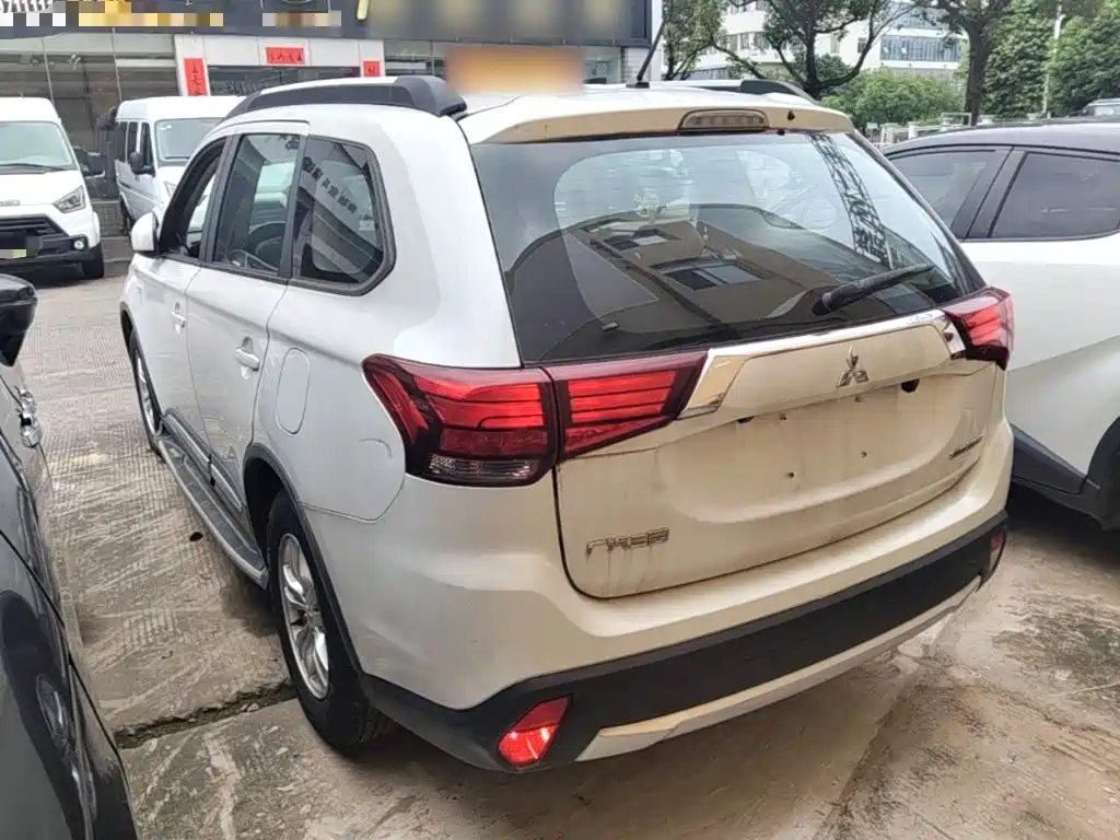Outlander 2.0 L 2 WD Style 5-seat