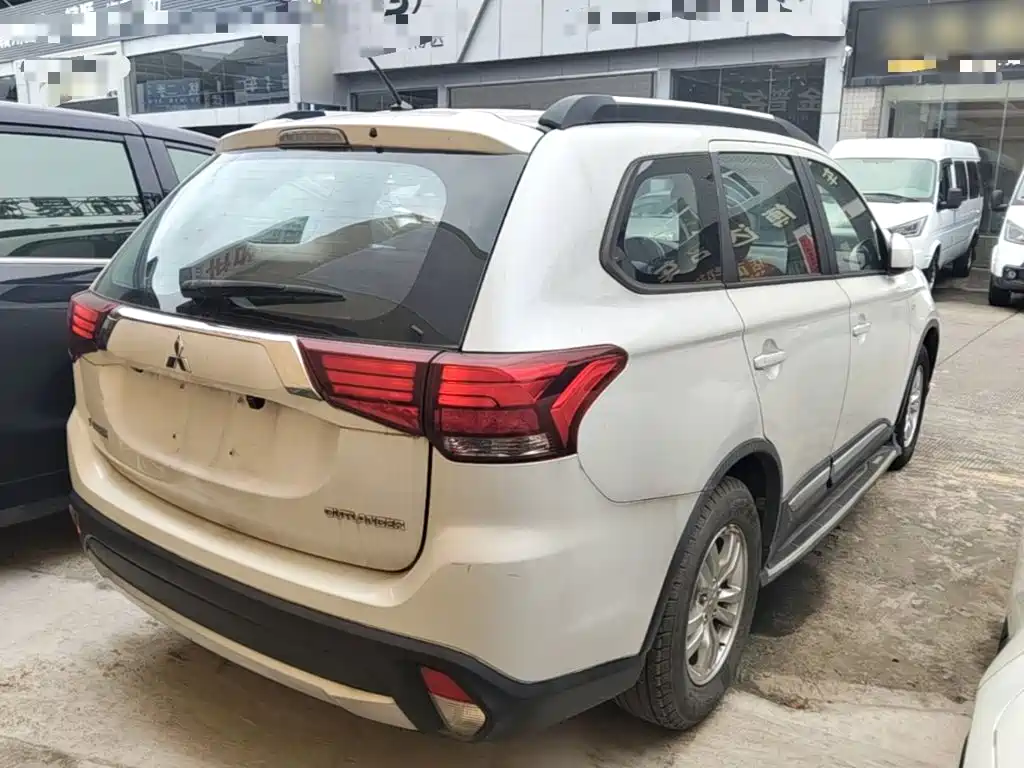 Outlander 2.0 L 2 WD Style 5-seat