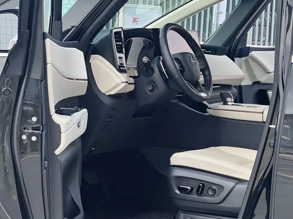 Lexus LM 500 h 6-seat Supreme