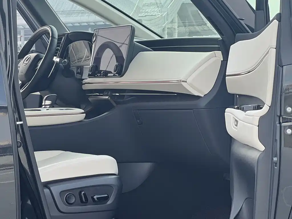 Lexus LM 500 h 6-seat Supreme