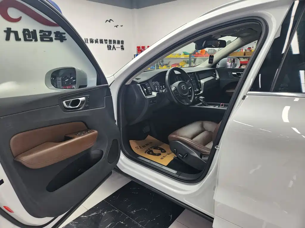 Volvo XC60 T5 4 WD Smart Ease CN-VI