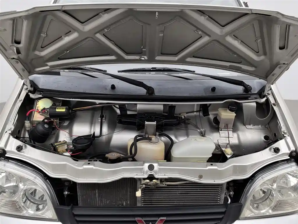 Wuling Zhiguang 五菱之光 2010款 1.0 L立业版