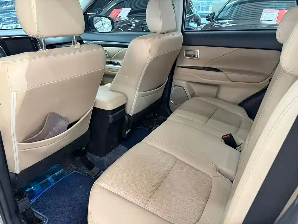 Outlander 2.4 L 4 WD Elite 5-seat